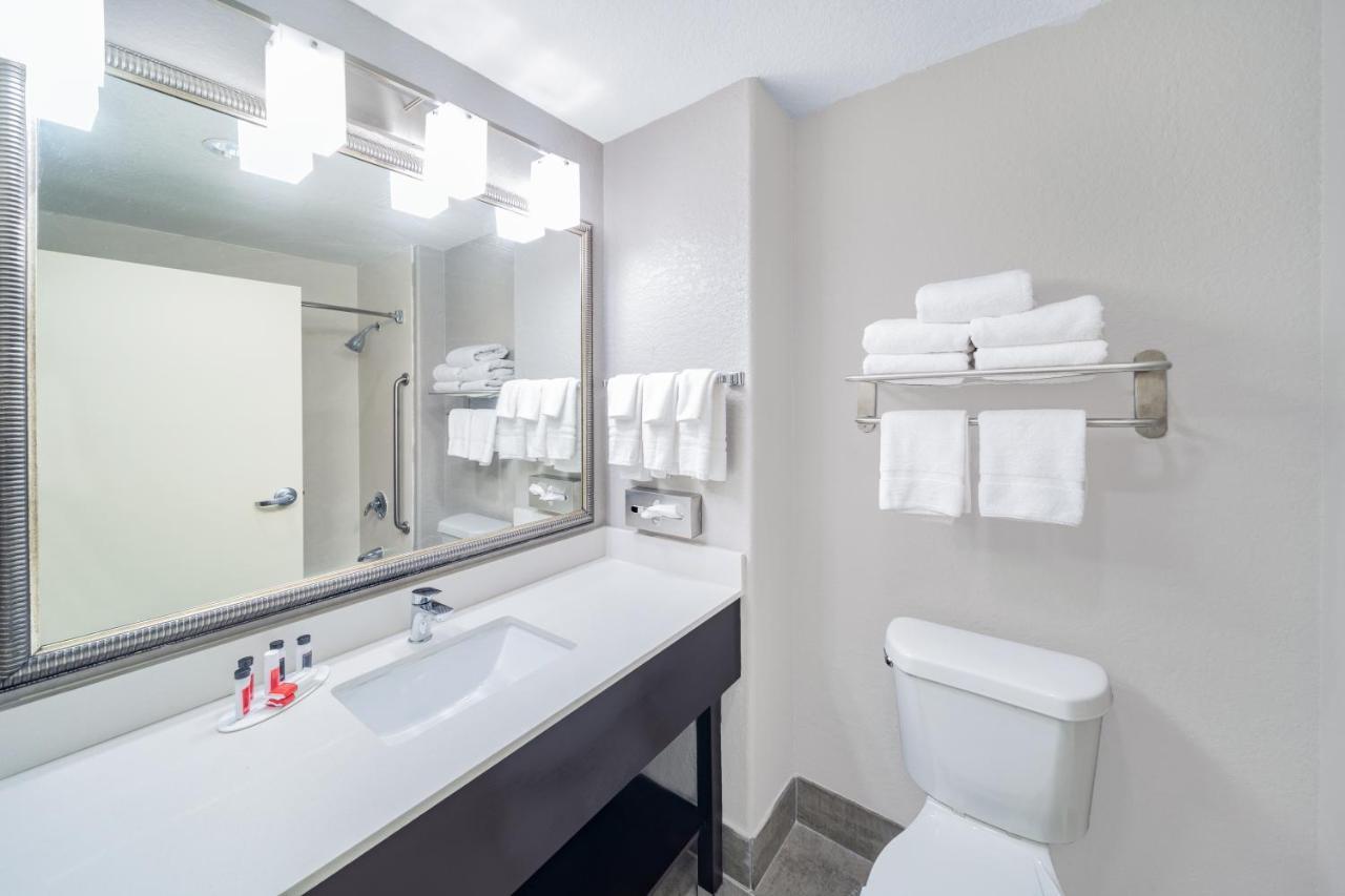 Days Inn & Suites By Wyndham San Antonio Near Frost Bank Center Экстерьер фото
