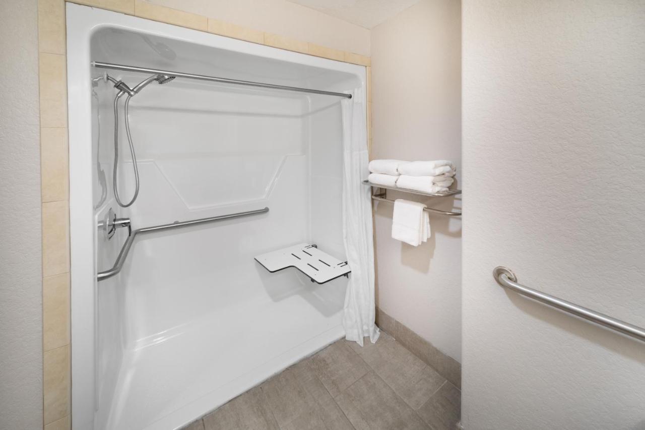 Days Inn & Suites By Wyndham San Antonio Near Frost Bank Center Экстерьер фото