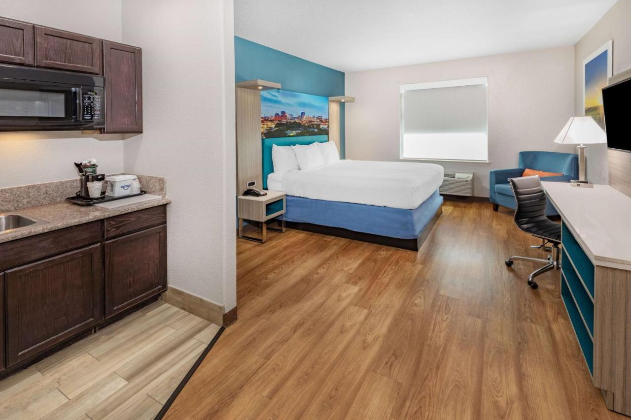 Days Inn & Suites By Wyndham San Antonio Near Frost Bank Center Экстерьер фото