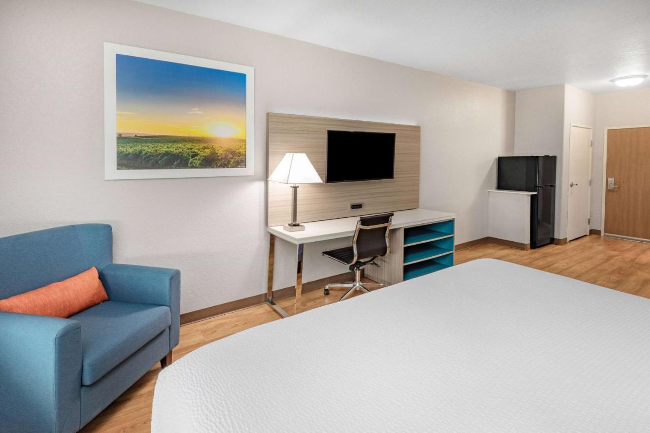 Days Inn & Suites By Wyndham San Antonio Near Frost Bank Center Экстерьер фото