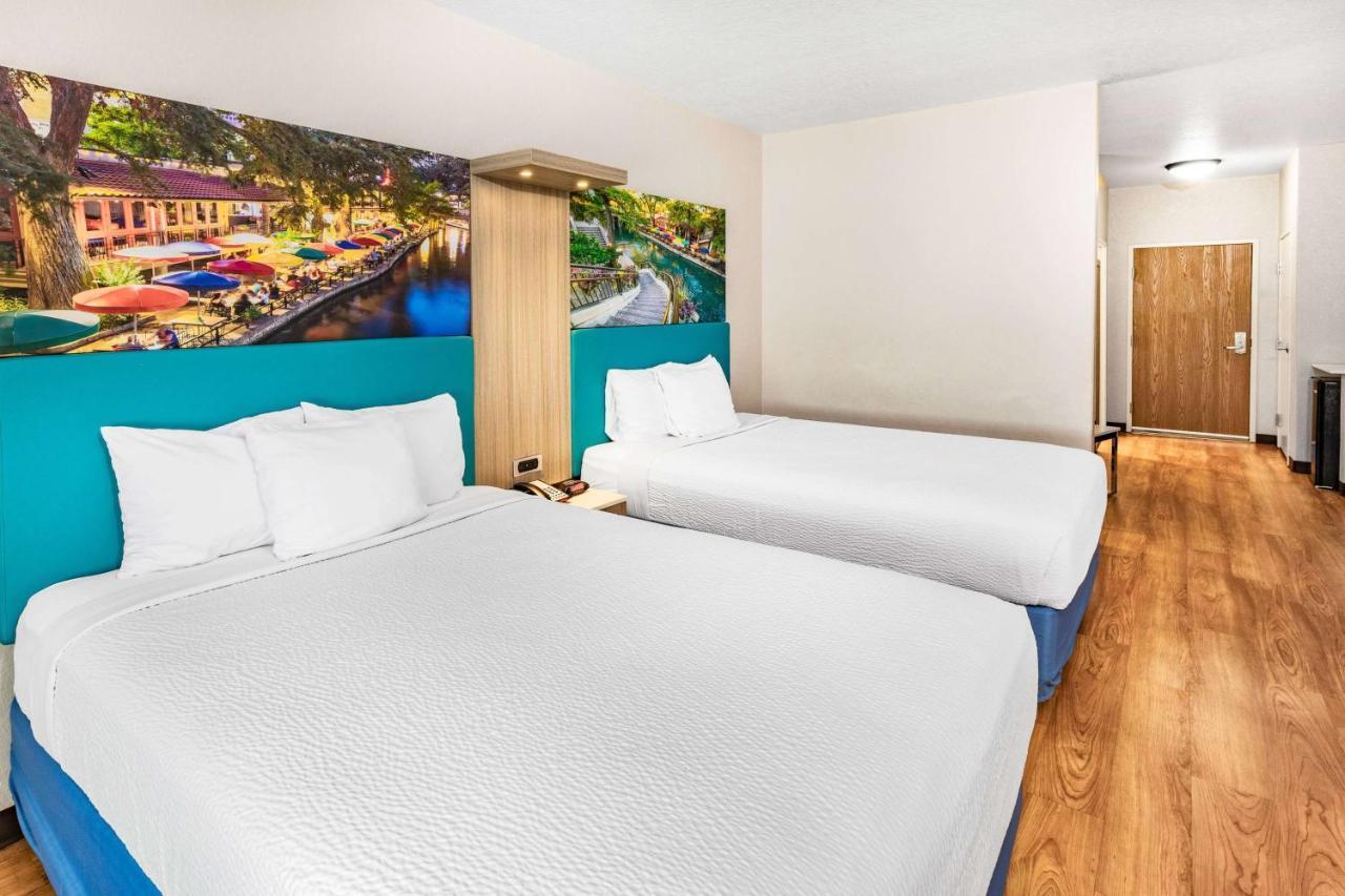 Days Inn & Suites By Wyndham San Antonio Near Frost Bank Center Экстерьер фото